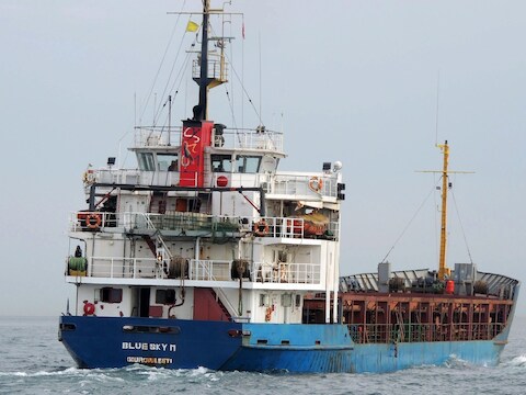 Het Moldavische vrachtschip Blue Sky M.