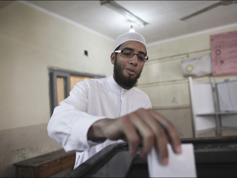 Een Egyptische man brengt in de hoofdstad Caïro zijn stem uit.
