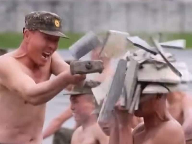 Noord-Korea deelt unieke beelden van elite-eenheid ‘Storm Corps’: afgetrainde soldaten slaan al schreeuwend dakpannen kapot