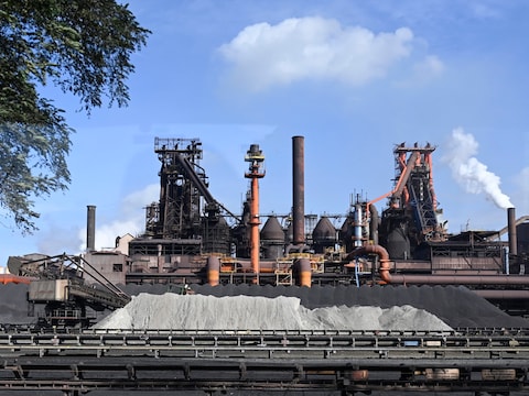 Een politieachtervolging met een gestolen wagen eindigde op het terrein van ArcelorMittal Gent.  
