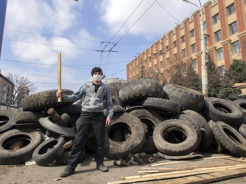 Een pro-Russische betoger voor de barricades in Loehansk.