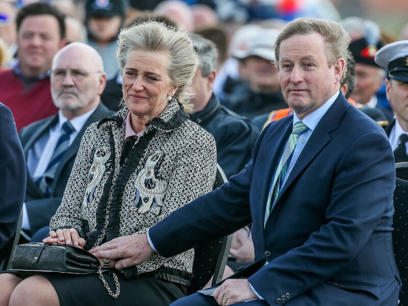 De Ierse premier Enda Kenny (rechts) bezocht onlangs ons land voor de herdenking van de Mijnenslag in Mesen. Op deze foto zat hij toen naast prinses Astrid (links).