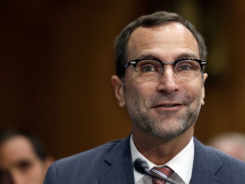 Spanje heeft de Amerikaanse ambassadeur James Costas vandaag op het matje geroepen.
