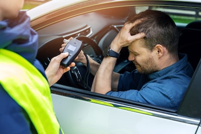Glaasje te veel op: mag je BOB dan met jouw auto rijden? En wat als je toch zelf achter het stuur kruipt?