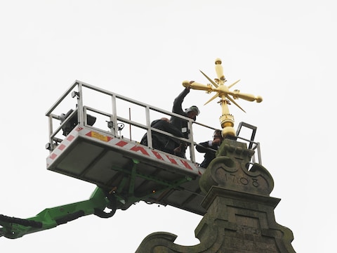 De kerk van Broechem werd gerestaureerd, ook het kruis op het gebouw.