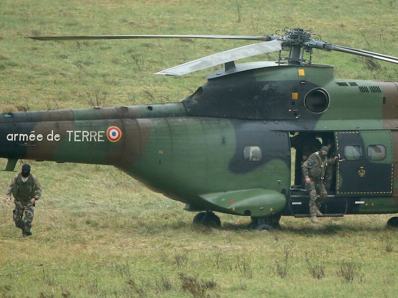 Het politievertoon in Dammartin is indrukwekkend. Bij de operatie zijn ook legerhelikopters ingezet.
