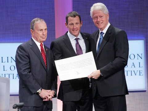 Lance Armstrong op de foto met Bill Clinton en burgemeester van New York Michael Bloomberg.