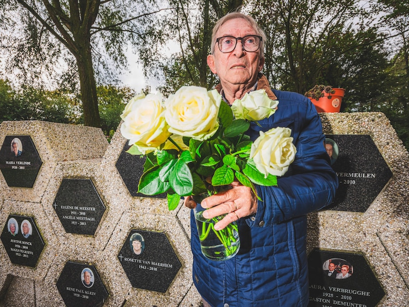 Hubert met zijn witte roosjes bij de urne van zijn vrouw Rosette, die in 2010 op 67-jarige leeftijd stierf aan de gevolgen van uitgezaaide kanker.