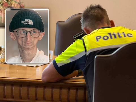Ook een politie-inspecteur en gewone burgers uit Diepenbeek kwamen iets in het rouwregister schrijven., Inzet: Michiel Vandeweert