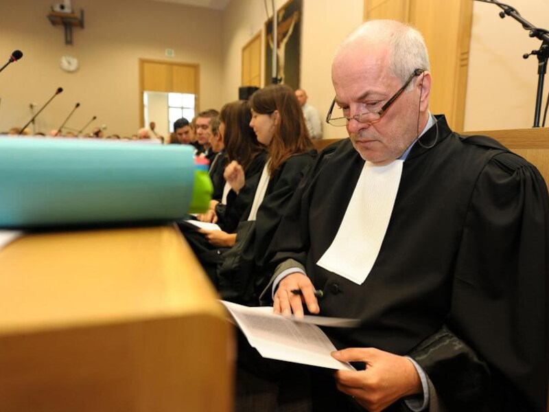 Vandaag werd enkel de 12-koppige jury samengesteld. Ronald Janssen was daarbij aanwezig. Foto: meester Zvonimir Miskovic die instaat voor zijn verdediging.