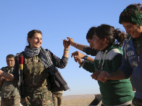 Een vrouwelijke strijder van het Koerdische Peshmerga-leger.