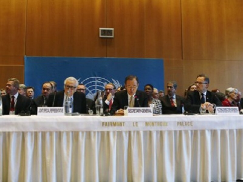 VN-secretaris-generaal Ban Ki-moon (midden) tijdens de internationale vredesconferentie over Syrië.