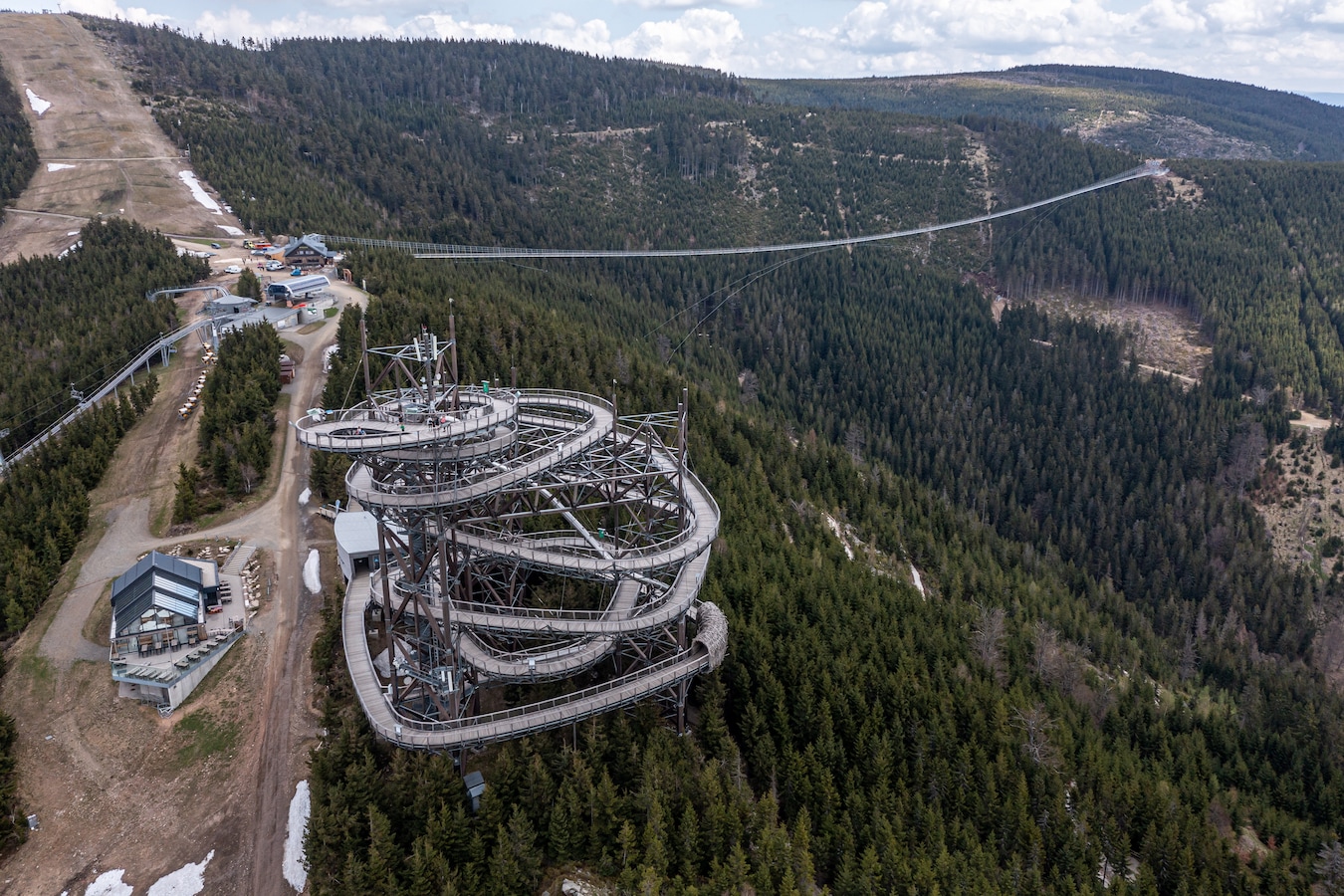 Sky Bridge 721 ligt vlak naast de Sky Walk, een andere populaire attractie.