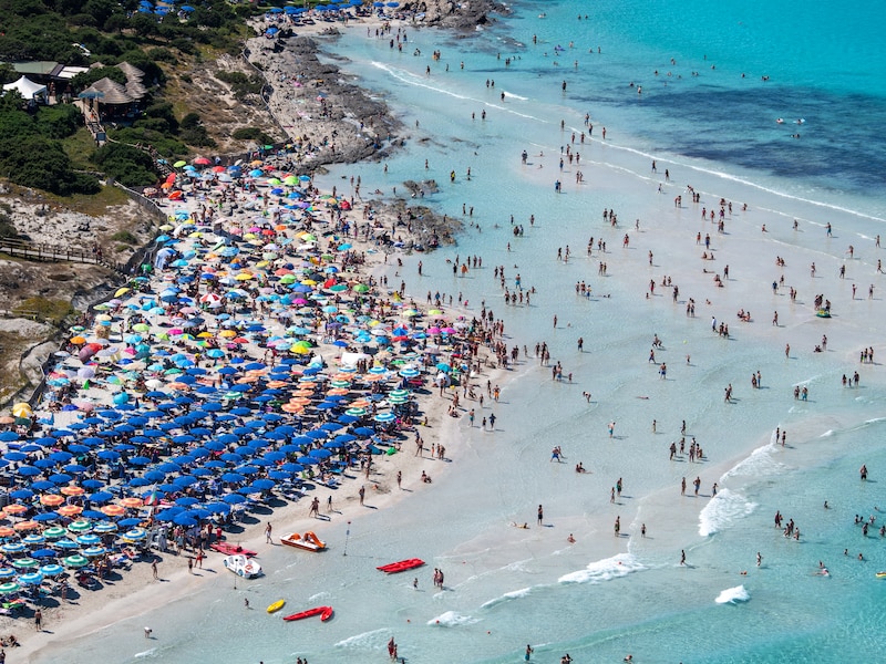 Het populaire strand La Pelosa op het eiland Sardinië is volgeboekt tot en met 12 september
