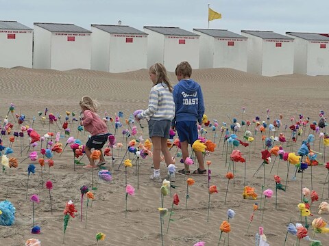 1.500 papieren op het strand van Nieuwpoort voor een actie van Pleegzorg Vlaanderen
