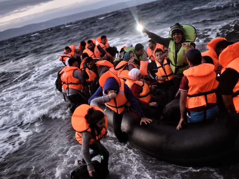 Vluchtelingen worden gered uit de Middellandse zee.