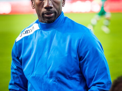 Hasselbaink hinkt al vijf punten achterop met Antwerp.