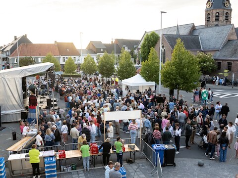 Een sfeerbeeld van de openingsreceptie van Lendelede Kermis in 2025.