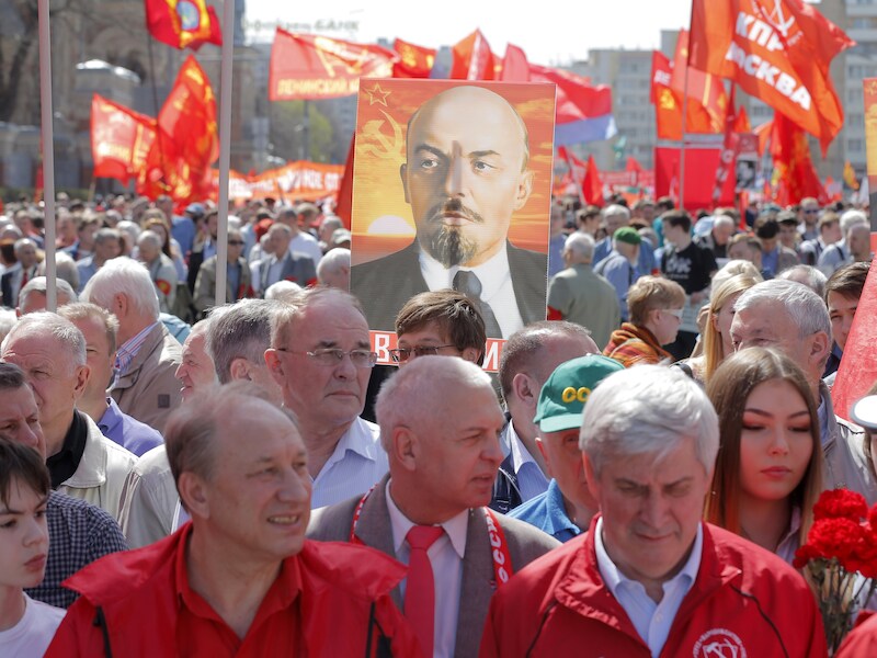 Tienduizenden mensen nemen deel aan 1 meiparade in Moskou