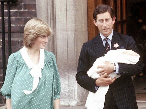 Charles en Diana stellen de pasgeboren William aan het publiek voor. Zal de nieuwe baby naar zijn ouders genoemd worden?
