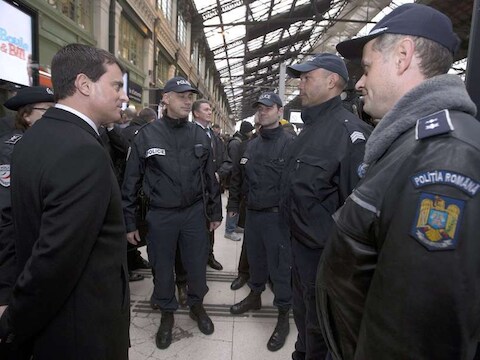 De Franse binnenlandminister Manuel Valls gaat zelf ook een deel van de nacht op patrouille.