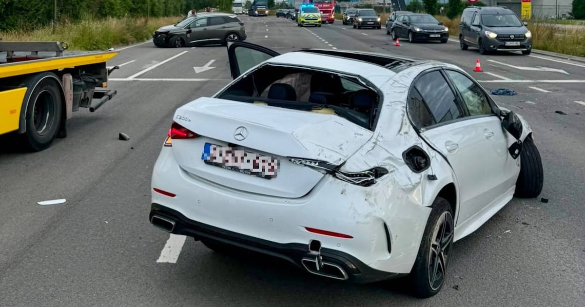 Mercedes gaat tweemaal over de kop na ongeval nabij Antwerpse ring: twee bestuurders raken gewond