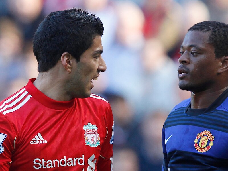 Luis Suarez (L) en Patrice Evra (R) tijdens de bewuste match.