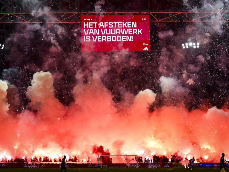 Nadat ze met vuurwerkmuur match tegen Groningen stillegden: Ajax sluit vakken van harde kern in klassieker tegen Feyenoord