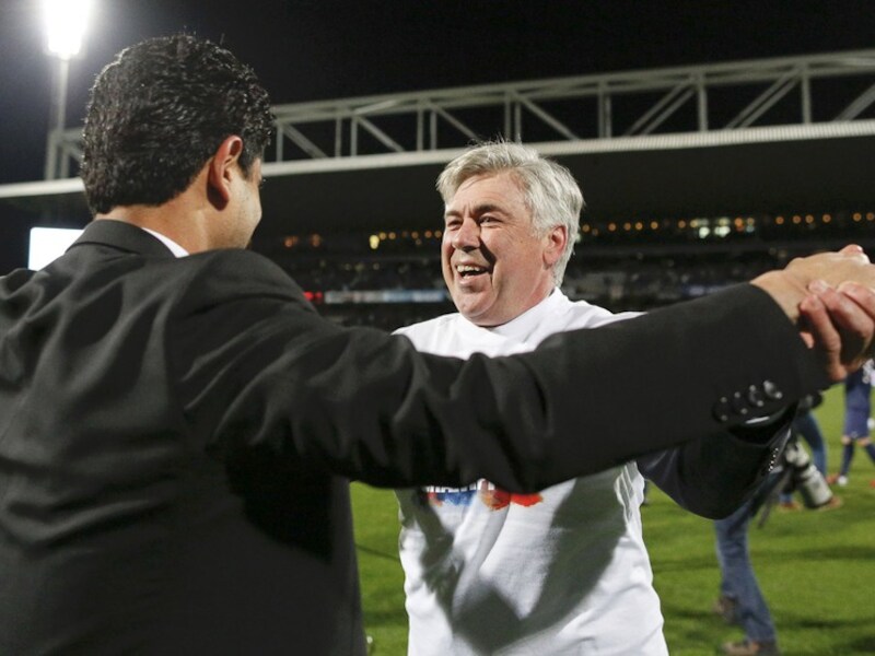 Ancelotti en al-Khelaïfi vieren de titelwinst.