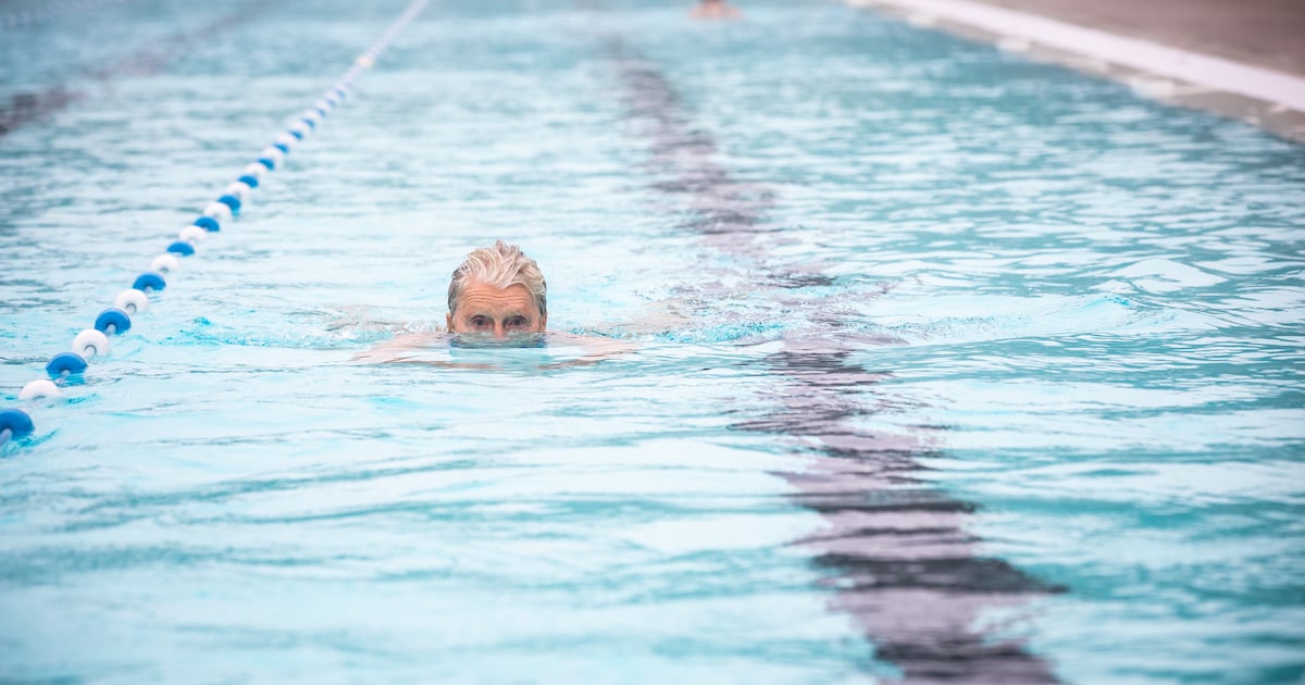 240 Hasselaren gaan ijskoud het nieuwe jaar in: nieuwjaarsduik in het buitenbad van Kapermolen volle