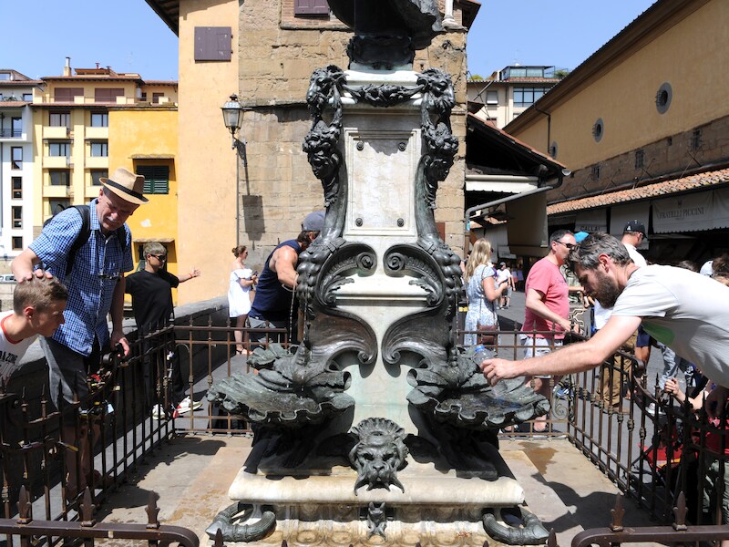 Toeristen zoeken afkoeling aan een fontein in Firenze, waar het kwik vandaag tot 42 graden steeg.