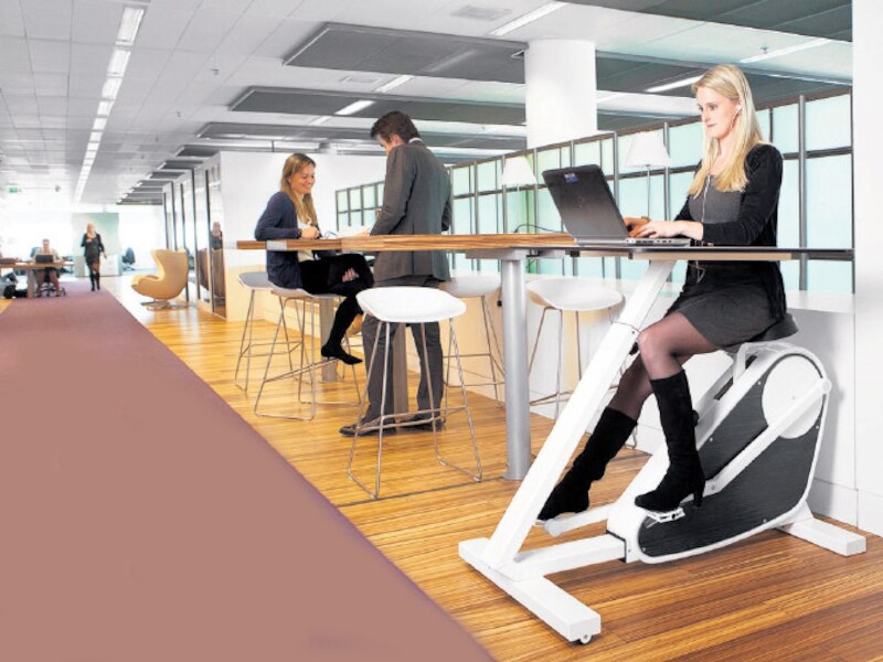 Personeel van Accenture in Amsterdam werkt al aan bureaus met fitnessapparatuur.