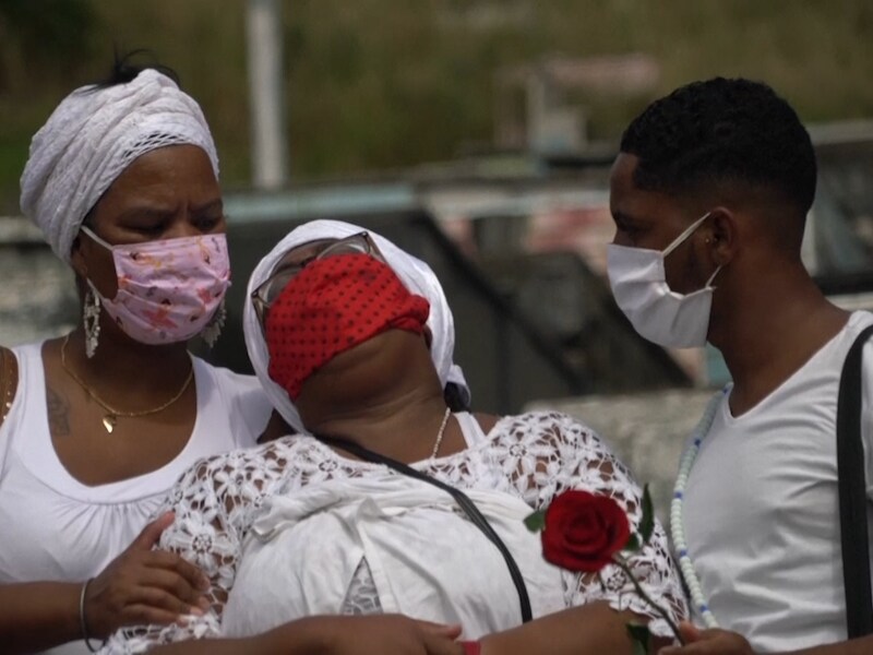 Braziliaanse familie aan het graf van een verpleegster die overleed aan Covid-19.