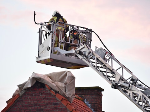 De bliksem sloeg anderhalve maand geleden in op het dak van een woning langs de Passendalestraat in Passendale. De brandweer legde toen een zeil op het gehavende dak.