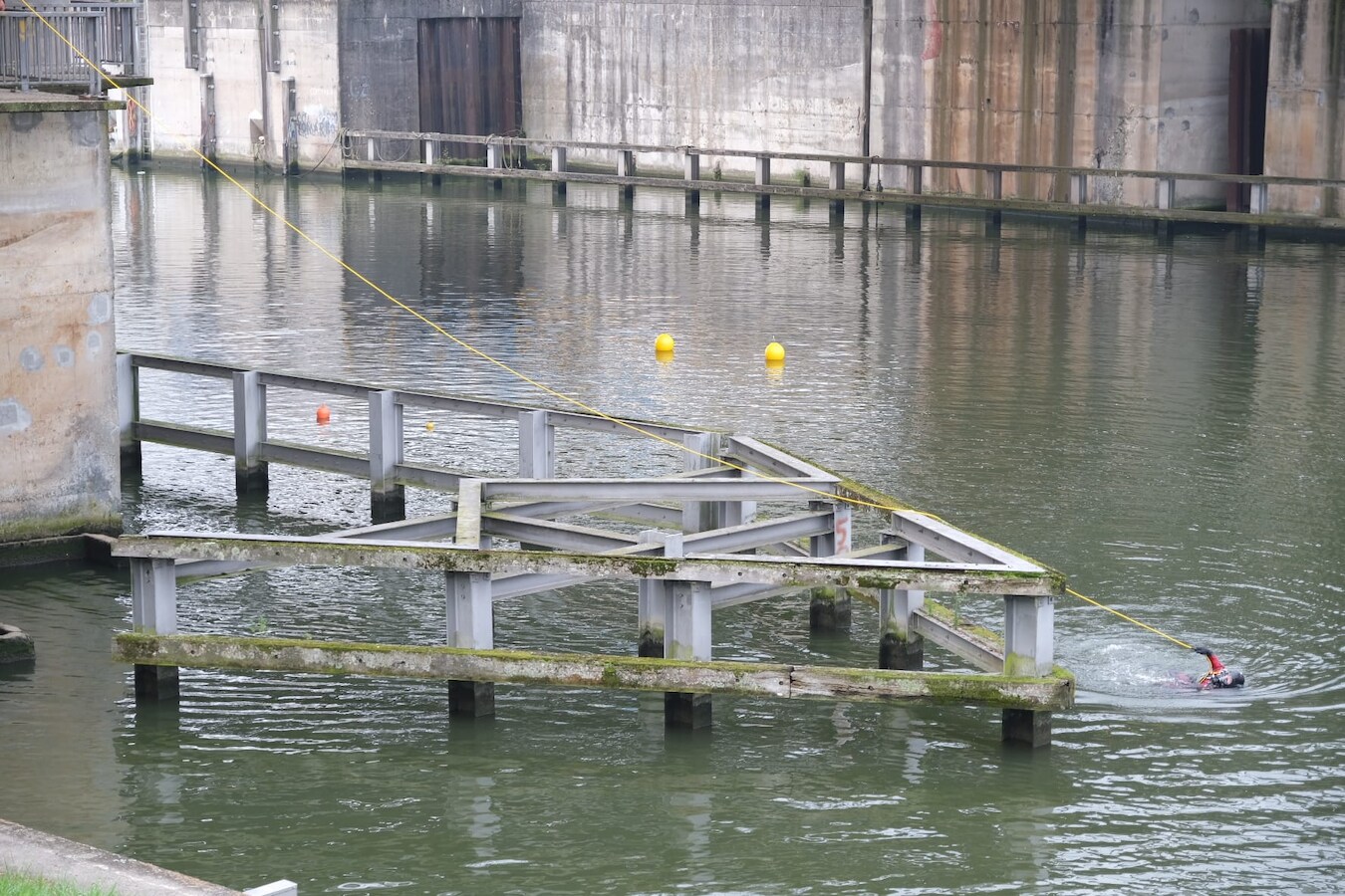 Zelfde containerschip vaart voor derde keer tegen brug op kanaal tussen ...