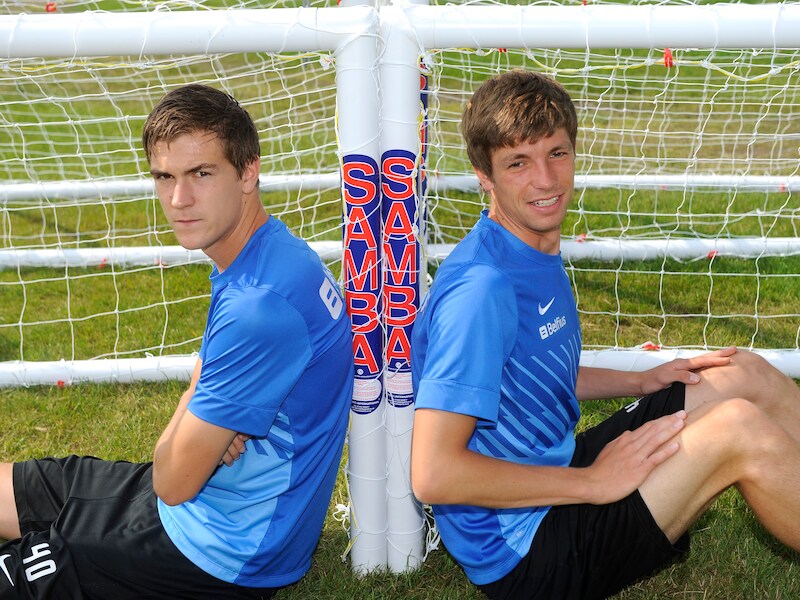 Brandon Mechele (links) naast Bjorn Engels.