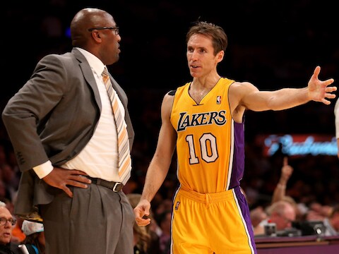 Mike Brown in gesprek met Steve Nash.