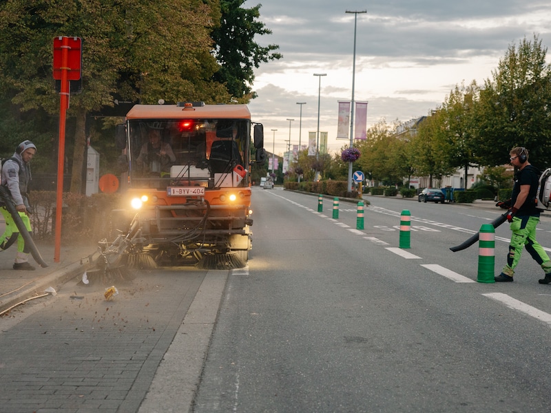 Stadsdiensten ruimen straten op na Vredefeesten: “Al om 3 uur ‘s nachts gestart”