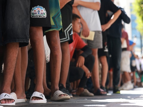 Migranten staan in de rij om geregistreerd te worden op Spaans grondgebied in Ceuta. (06/08/26) 