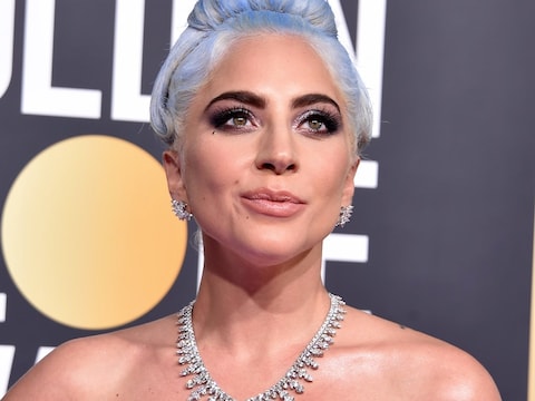 De glinsterende smokey eye van Lady Gaga past perfect bij haar blauwe opsteekkapsel.