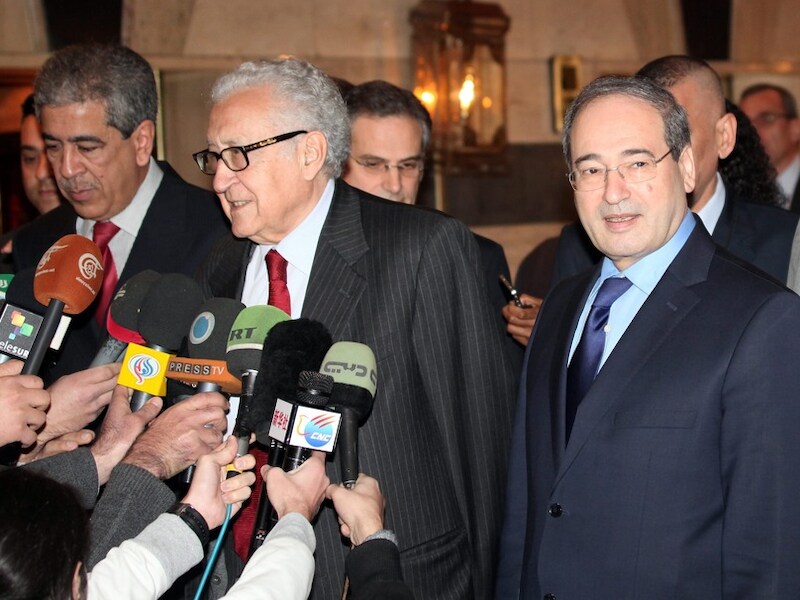 VN-gezant Brahimi (midden).