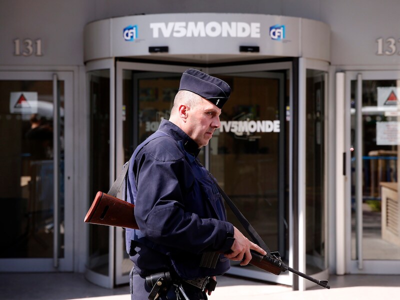 Bewaking voor het hoofdkwartier van TV5Monde in Parijs.