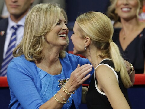 Ann Romney en Janna Ryan.