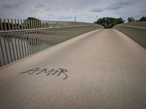 Een poëet ging op de brug aan de slag met verf