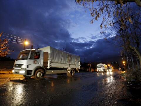 Een vrachtwagen vol hulpgoederen rijdt Madaya binnen.