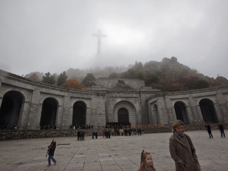 Franco ligt begraven in het mausoleum Valle de los Caidos.