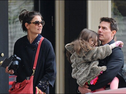 Suri Cruise wordt naar de turnles gebracht.