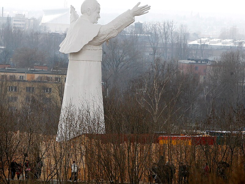Het gigantische standbeeld van paus Johannes Paulus II (1920-2005) in het Poolse Czestochowa.