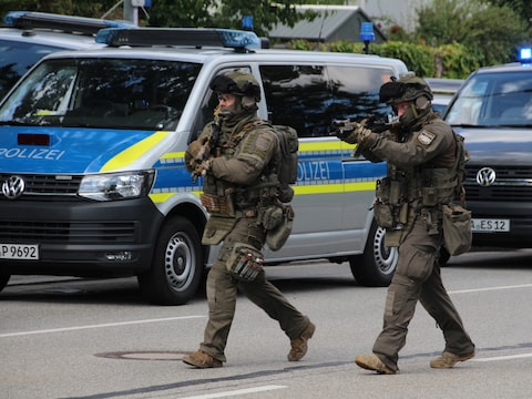 Speciale politie-eenheden lopen af ​​op een vermoedelijke gijzeling in een bank in Regensburg, Duitsland.