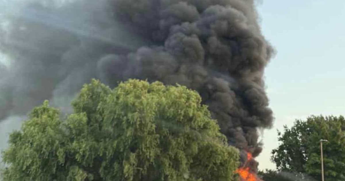 Massale Brand Woedt in Gemeentehuis Stabroek: Dak Vlammen!